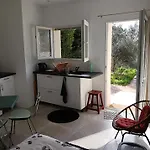Petit Avec Jardin Et Piscine * Nimes