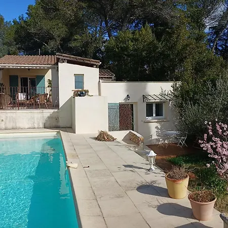 Petit Avec Jardin Et Piscine Nimes