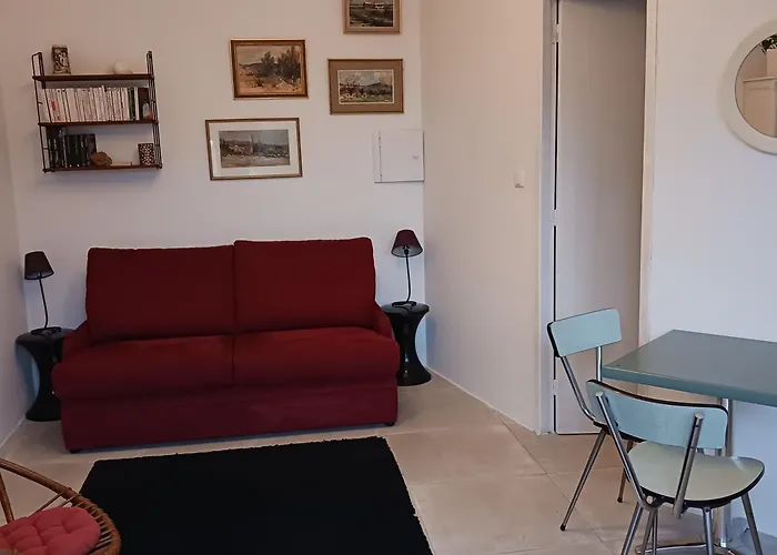 Petit Avec Jardin Et Piscine *