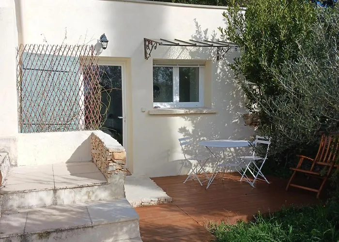 Petit Avec Jardin Et Piscine